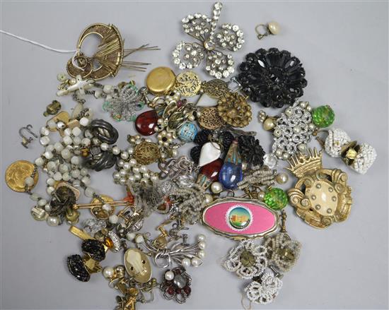 A quantity of mixed costume jewellery.